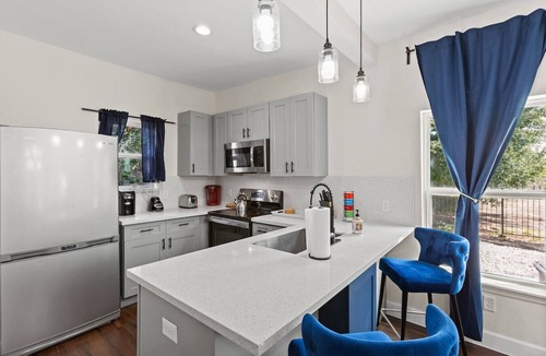 South Central Houston House | Stylish 3BR Duplex in Central Houston Sleeps 7