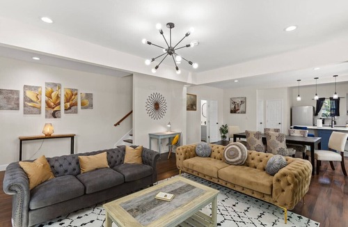 South Central Houston House | Stylish 3BR Duplex in Central Houston Sleeps 7