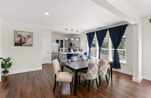 South Central Houston House | Stylish 3BR Duplex in Central Houston Sleeps 7