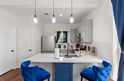 South Central Houston House | Stylish 3BR Duplex in Central Houston Sleeps 7