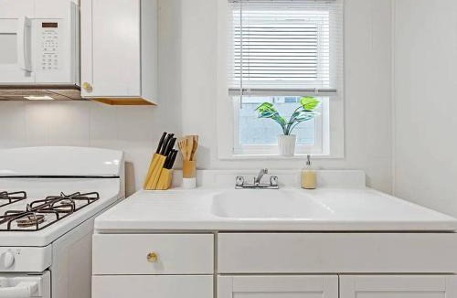 Southside House | Stylish 3BR Home & Hottub Near Beaches & Downtown