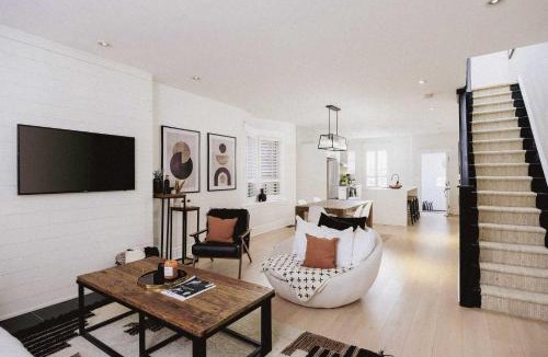Earlscourt House | Stylish 3BR Home with Office Deck & Parking