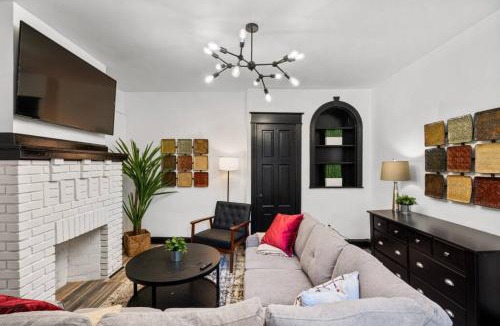 Penn-Knox Apartment | Stylish 3BR Philly Retreat with Free Parking