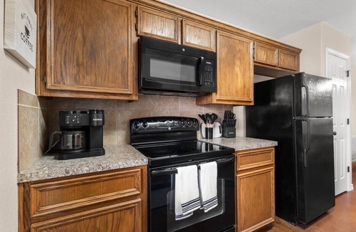 Temple House | Stylish 3BR Retreat in Highly-Rated Locale