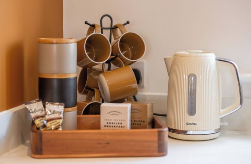 Bourne House | Stylish 3BR Stay in Bourne with Parking