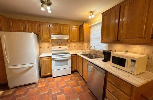 Vaudreuil House | Stylish 3BR w/Hot Tub, Heated Pool & Free Parking
