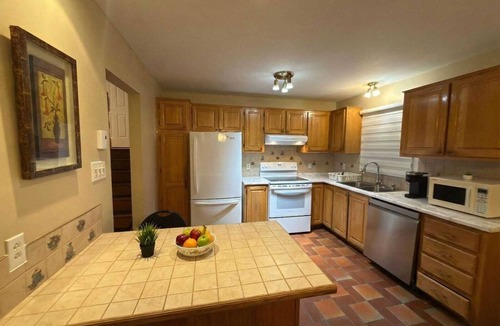 Vaudreuil House | Stylish 3BR w/Hot Tub, Heated Pool & Free Parking
