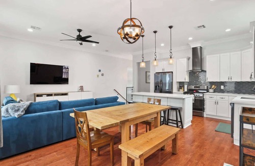 Seventh Ward House | Stylish 3Br w Gated Parking and Balcony, Walkable!