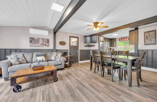 Centre Hastings Cottage | Stylish 3BR Waterfront Cottage with Large Docknn