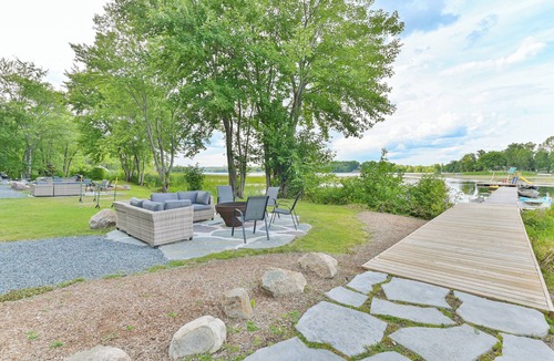 Centre Hastings Cottage | Stylish 3BR Waterfront Cottage with Large Docknn