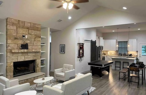 Bastrop House | Stylish 4/2 with cozy fires place