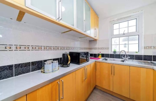 Hove Apartment | Stylish 4 BDR Coastal Escape