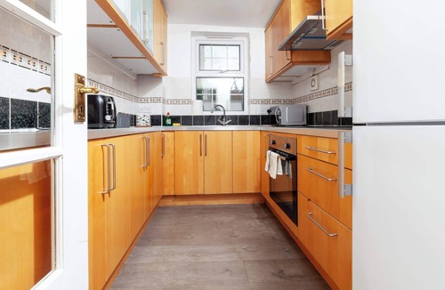 Hove Apartment | Stylish 4 BDR Coastal Escape