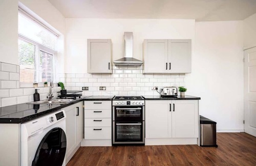 Trafford House | Stylish 4-Bed Home | Parking | Work & Leisure