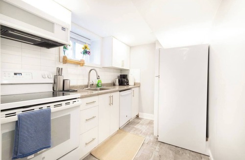 Newtonbrook House | Stylish 4 Bedroom Home located by Bathurst St & Wilson Ave