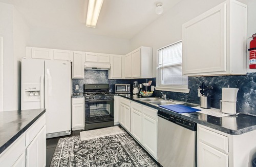 Barker House | Stylish 4 Bedrooms 3 Full Baths
