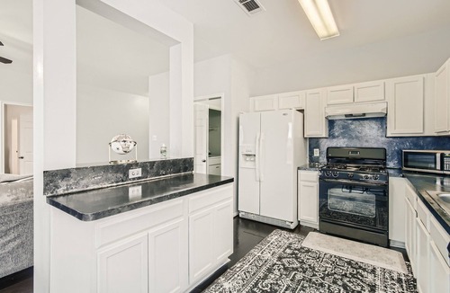 Barker House | Stylish 4 Bedrooms 3 Full Baths