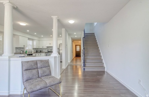 Waterloo House | Stylish 4 Beds House with Ravine Backyard
