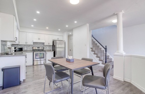 Waterloo House | Stylish 4 Beds House with Ravine Backyard