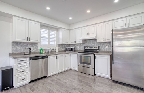 Waterloo House | Stylish 4 Beds House with Ravine Backyard