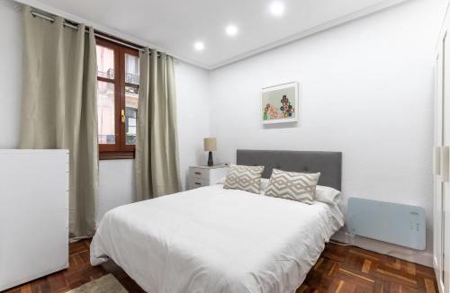 San Francisco Apartment | Stylish 4 Double Rooms, Central Bilbao (Old Town)