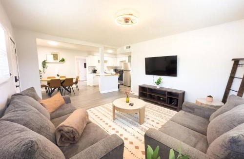 Egypt Lake-Leto House | Stylish 4B2B Fire pit, Grill, Location
