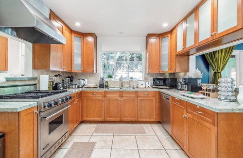 Beachwood Canyon House | Stylish 4BD 3BA Retreat near Hollywood Sign & Walk of Fame