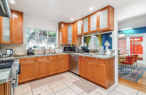 Beachwood Canyon House | Stylish 4BD 3BA Retreat near Hollywood Sign & Walk of Fame