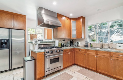 Beachwood Canyon House | Stylish 4BD 3BA Retreat near Hollywood Sign & Walk of Fame