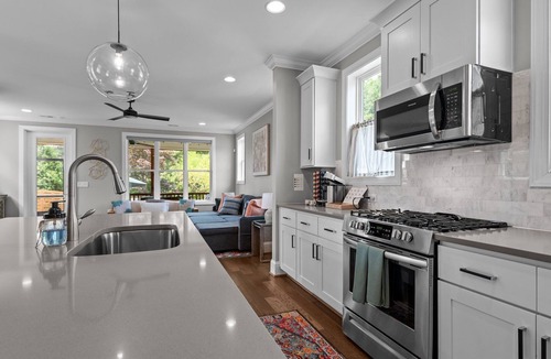 Southwest Raleigh House | Stylish 4BR Escape Come Watch The Canes Chase The Cup!