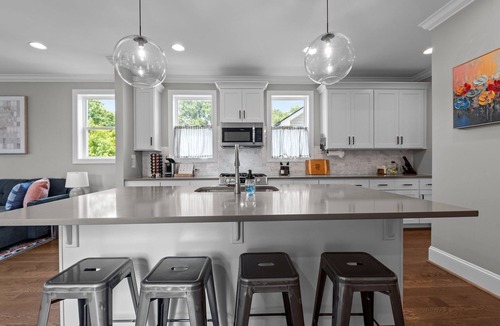Southwest Raleigh House | Stylish 4BR Escape Come Watch The Canes Chase The Cup!