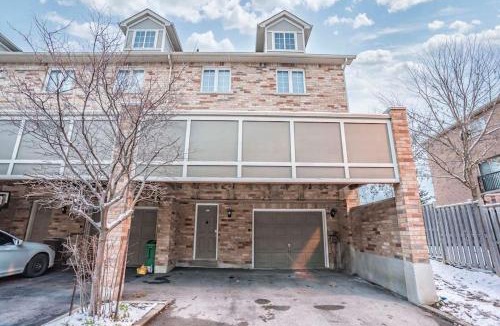 Streetsville Villa | Stylish 4BR Home 20 Mins from YYZ