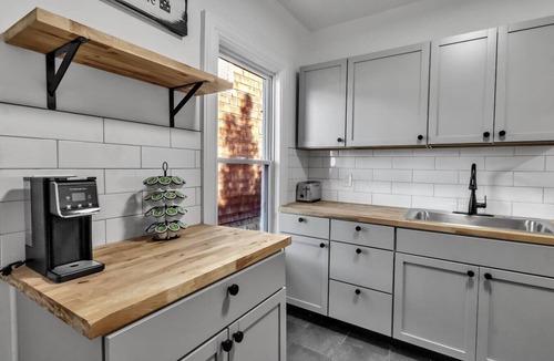 Niagara Falls House | Stylish 4BR Home | Mins to Falls & All Attractions