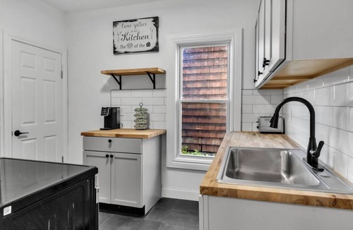 Niagara Falls House | Stylish 4BR Home | Mins to Falls & All Attractions
