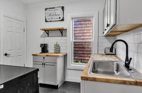 Niagara Falls House | Stylish 4BR Home l Mins to Falls & All Attractions