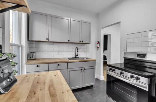 Niagara Falls House | Stylish 4BR Home l Mins to Falls & All Attractions