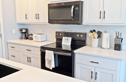 Waterloo House | Stylish 4BR Hot Tub Retreat +Near Omaha + Garage + EV