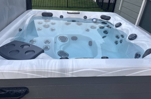 Waterloo House | Stylish 4BR Hot Tub Retreat +Near Omaha + Garage + EV