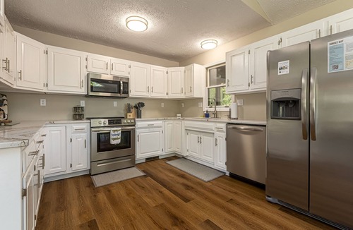 Wolf Creek House | Stylish 4BR Lakefront Cabin w/Hot Tub