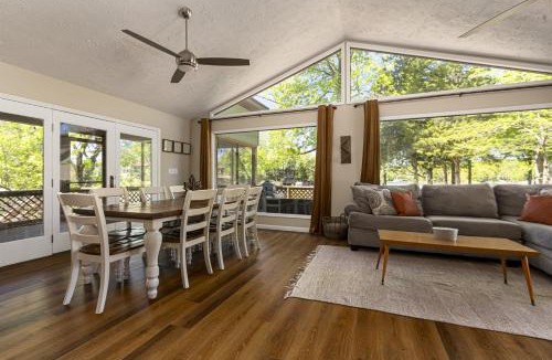 Wolf Creek House | Stylish 4BR Lakefront Cabin w Hot Tub
