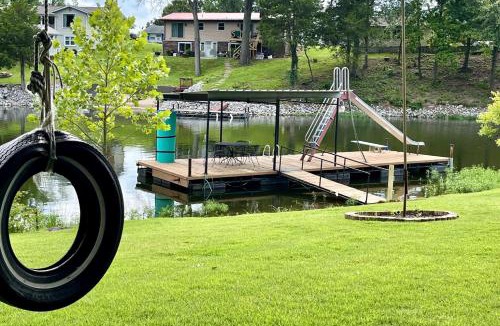 Wolf Creek House | Stylish 4BR Lakefront Cabin w Hot Tub