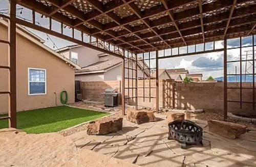 Tierra Oeste House | Stylish 4BR Oasis - Best of ABQ w/Scenic Backyard