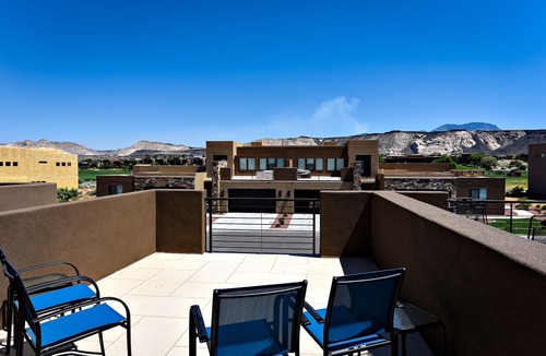 St. George Villa | Stylish 4BR on the 18th - Rooftop Deck, Near Pool