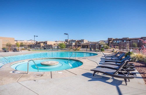 St. George Villa | Stylish 4BR on the 18th - Rooftop Deck, Near Pool