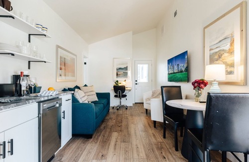Sweetbriar House | Stylish 4BR SoCo Family Home ❤️ Free Parking Near Downtown & Zilker Park