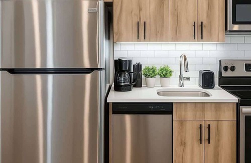 Greater Grand Crossing Apartment | Stylish 4BR South Loop Home