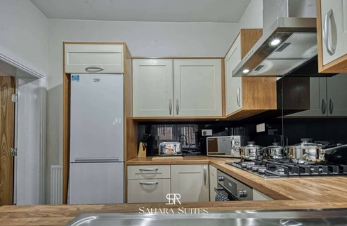 Manchester House | Stylish 5 Bedroom Manchester | Parking | Save 20%