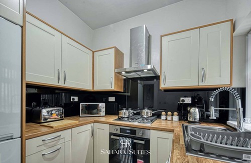 Manchester House | Stylish 5 Bedroom Manchester | Parking | Save 20%