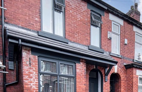 Manchester House | Stylish 5 Bedroom Manchester | Parking | Save 20%