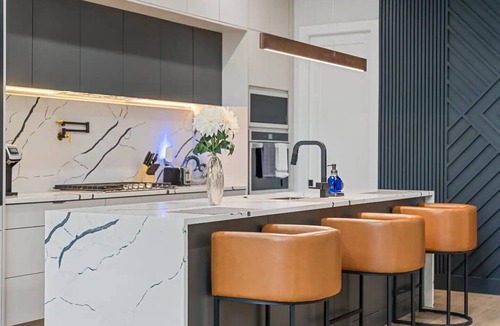West Dallas House | Stylish 5-BD 5A home with Rooftop & Grill - 5-mins drive to Downdown Dallas!